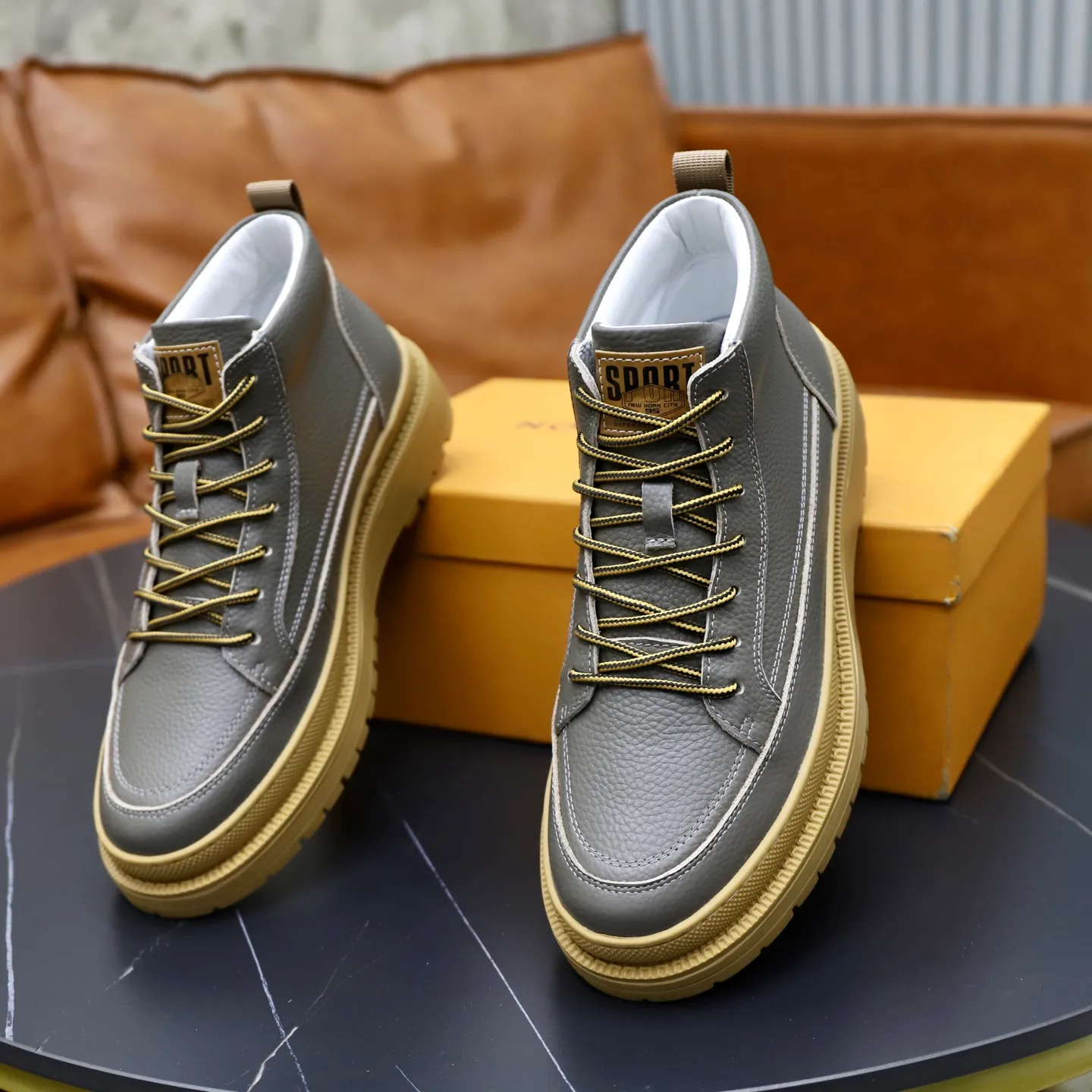 Ex-factory price: 460💰🙅‍♂️🙅‍♂️🙅‍♂️ Brand: LV Louis Vuitton Standard code: 38–44 (45 can be customized) Grade: Same as the official website Material: Original cowhide fabric Comfortable pigskin lining Lightweight wear-resistant outsole Style category: Men's fashion casual shoes and boots Running sneakers Distinguished luxury brand elements Top luxury Color: actual picture color